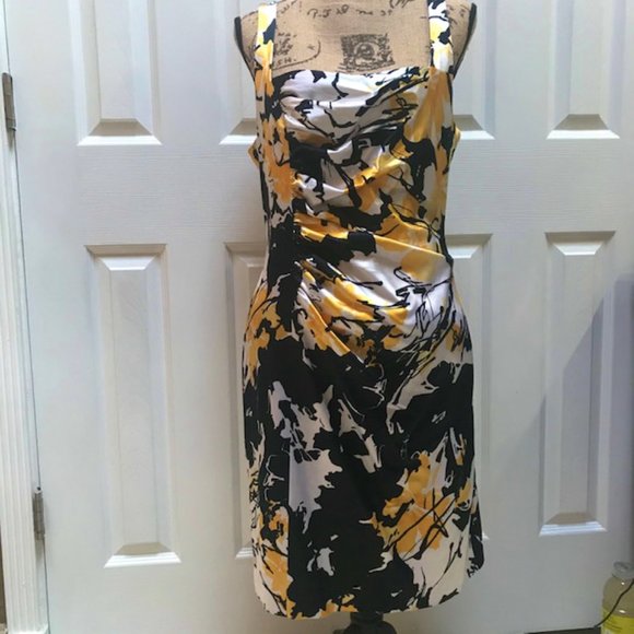 David Meister Dresses & Skirts - Gorgeous Silky satin like Dress